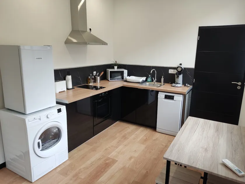 Quiet 2-room apartment with Air conditioning & Wifi – Village Heart - Image 1