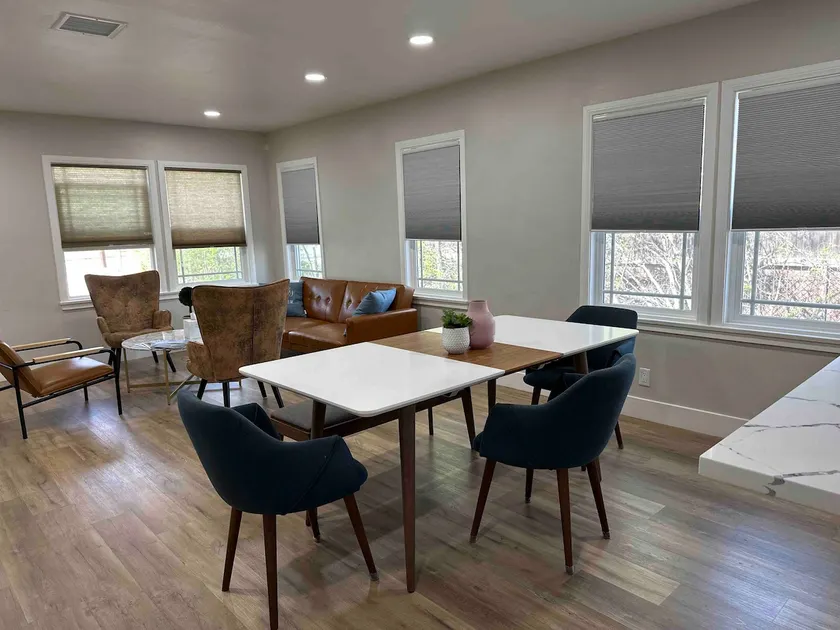 Mid century style newly remodel 2 bed 2 bathrooms - Image 1