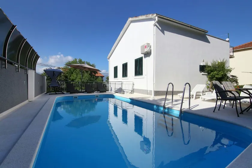 Luxury House with Pool - Image 1