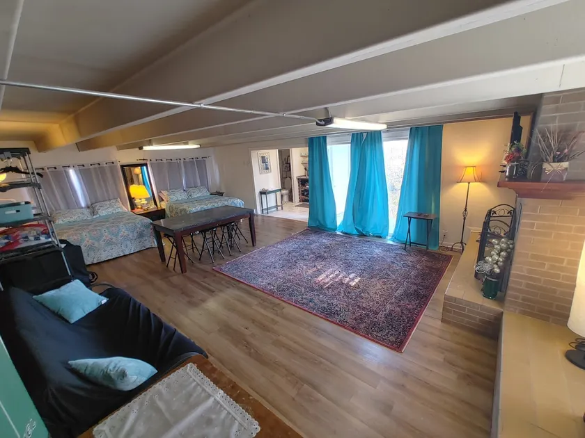 Large studio near downtown (6 min), kitchen & bath - Image 1