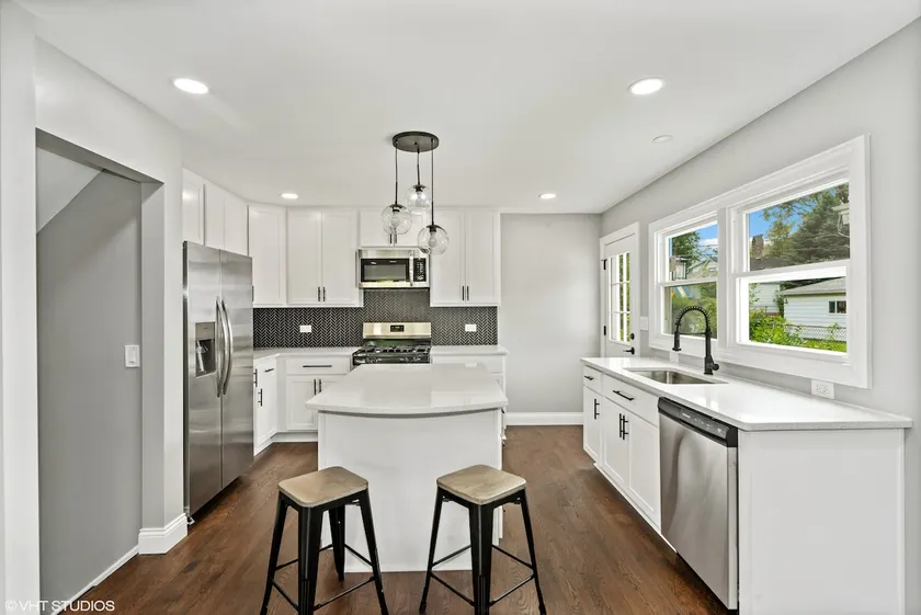 Elmhurst NEW - Super Clean Modern Farmhouse! - Image 1