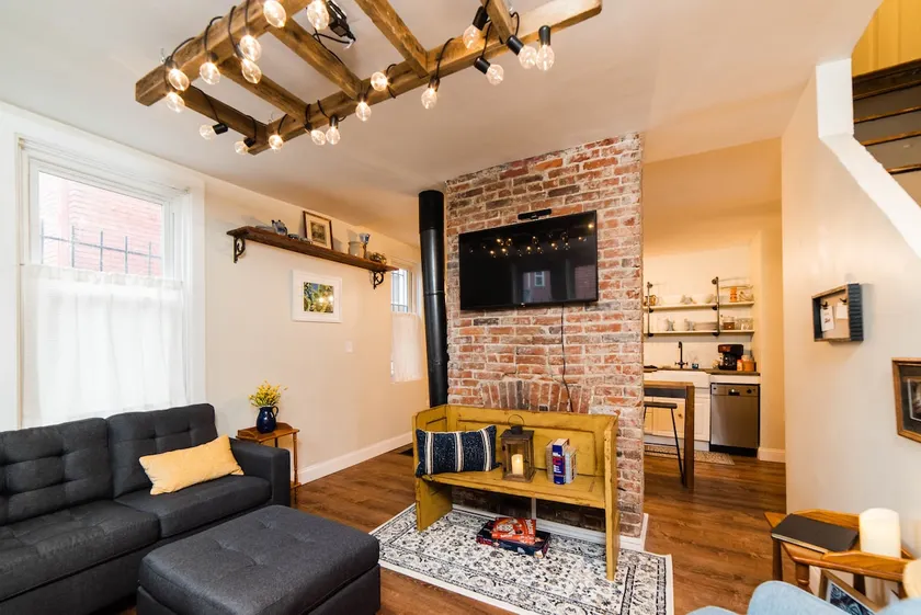 Adorable North Side Carriage House - Image 1