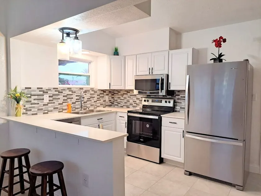 Fully renovated, cozy beach apt. - Image 1