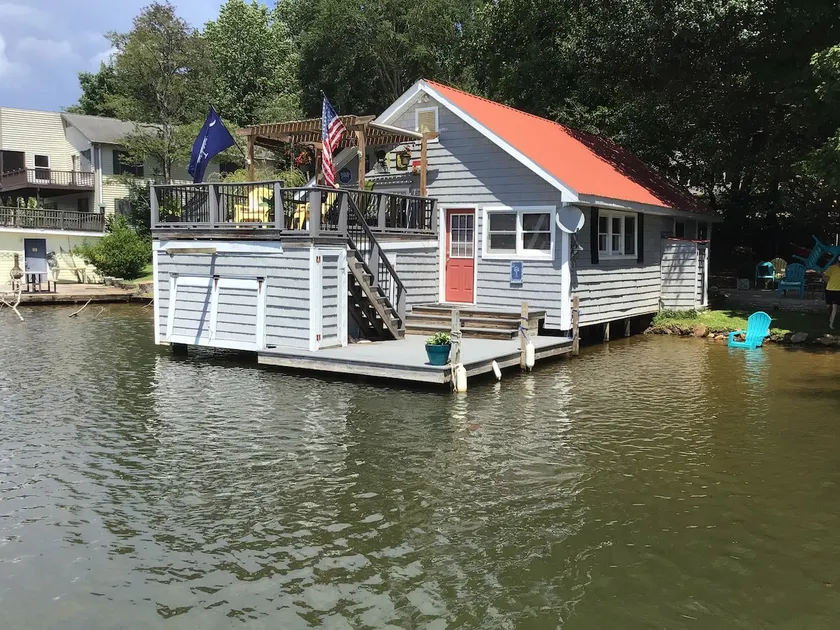 Cozy House on the Water with Great Fall Foliage - Image 1
