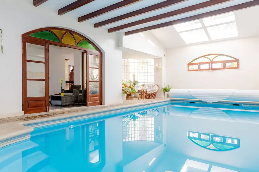 Six bedrooms and swimming pool - Image 1
