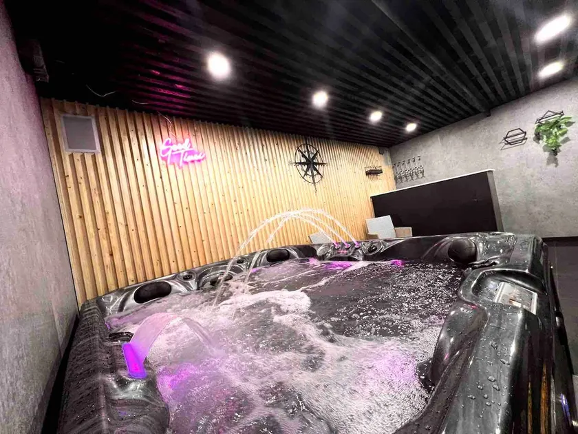 Penthouse Style Luxury 2 Bedroom House has Hot-Tub, extra fees apply - Image 1