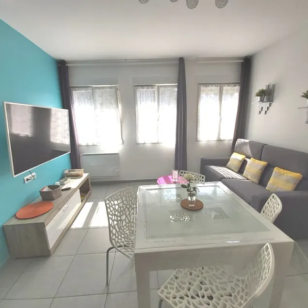 Ground floor, 42 m², 200 m to the TGV station, 400 m to the train station, town center, free parking - Image 1