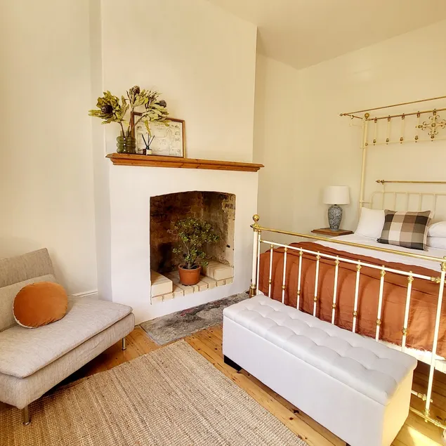 Cosy historic 2 BR cottage w/ fireplace & garden - Image 1