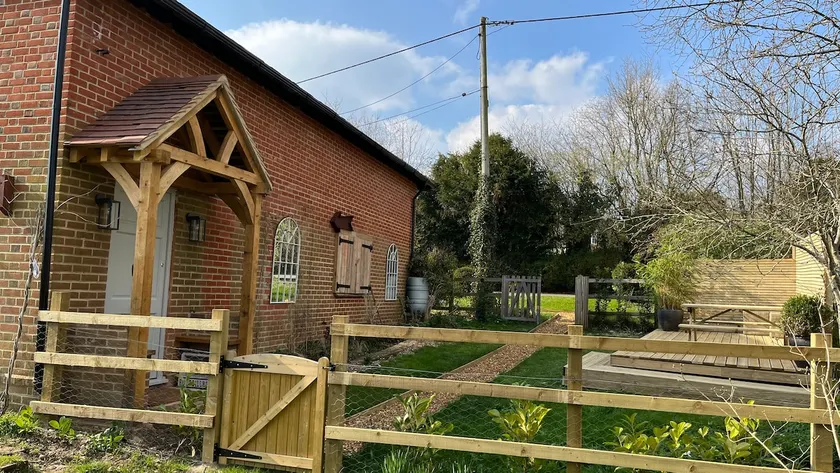NEW Luxury 2 bed Cottage in the Historic City Winchester with private parking  - Image 1