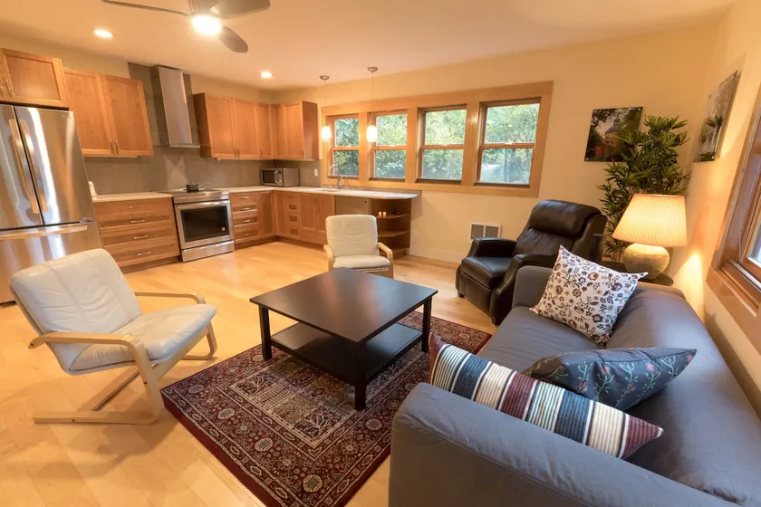 950 sq ft Guest House w/Gourmet Kitchen - Image 1