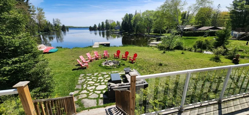 Waterfront cottage with loft and fireplace - Image 1