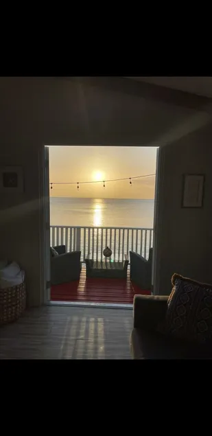 The Red Door Beach House, Buye Beach - Image 1