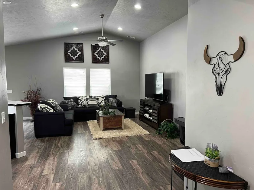 Adorable South Nampa Home. Large fence yard. - Image 1