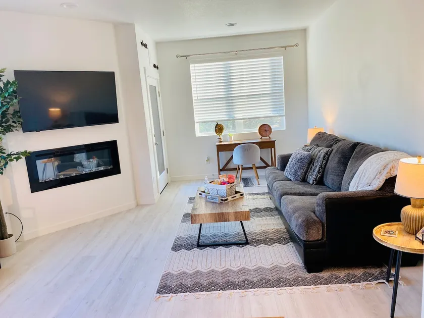New! Stylish Townhouse Near Edgefield! - Image 1