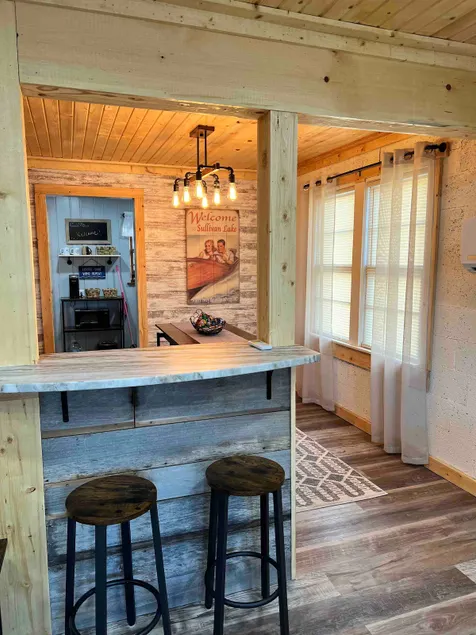 LakeWay Retreat- 4 min from US-41 and The Lake! - Image 1