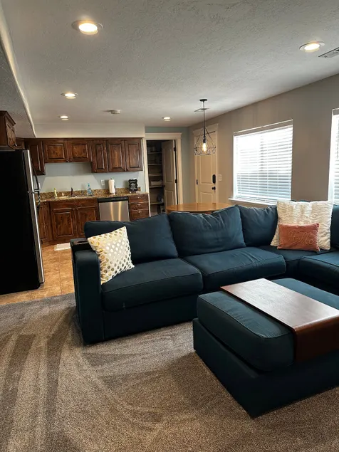 Spacious 2 bedroom. Close to everything! - Image 1
