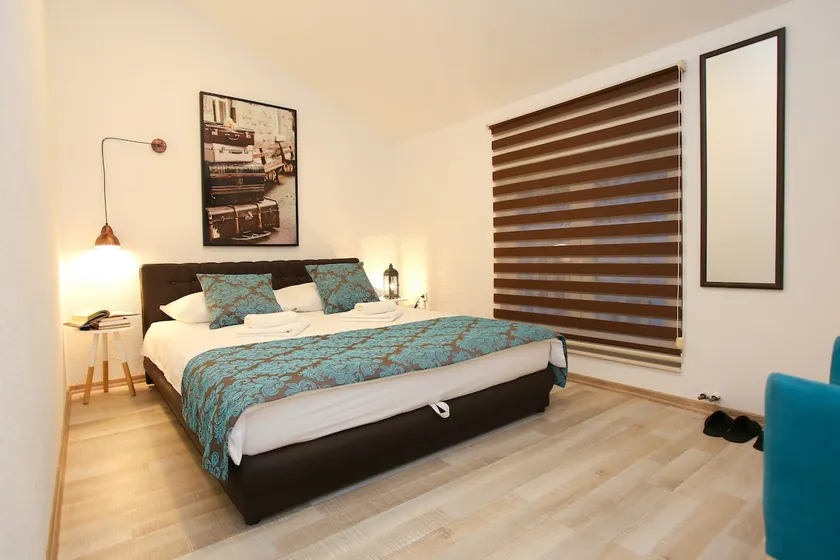 Super Central Renovated Blue Apartment - Image 1