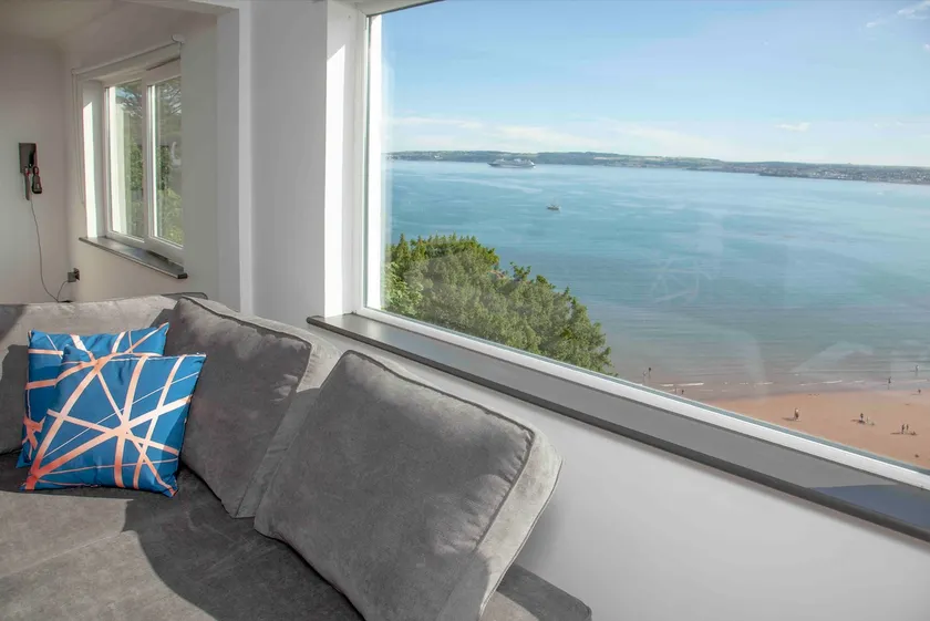 Luxurious & Modern Apartment W/ Iconic TQ SeaViews - Image 1