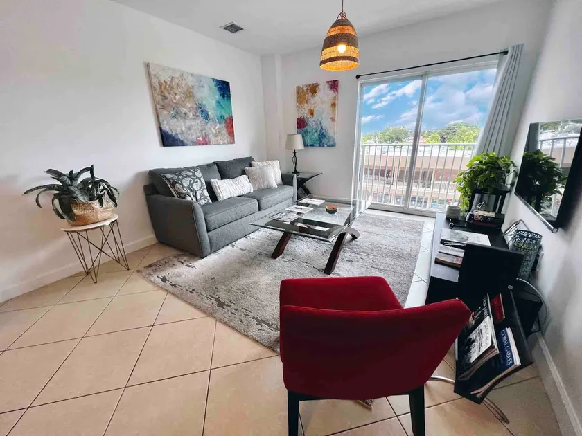 Renovated! Look at this 1/1 fabulous apartment! - Image 1