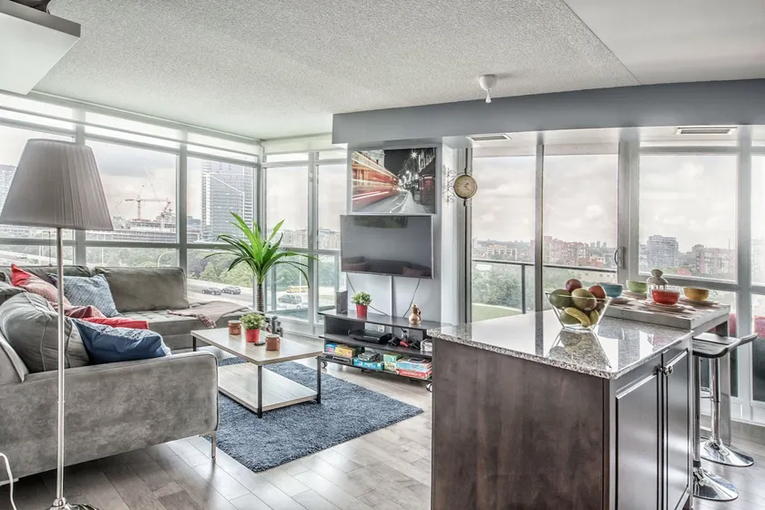 Stylish 1+1 Corner Suite |Steps to Lake&Downtown - Image 1