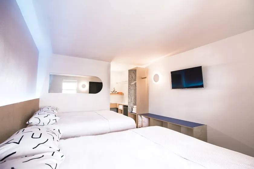Stay in Painted Trillium Room at the Iris Motel! - Image 1