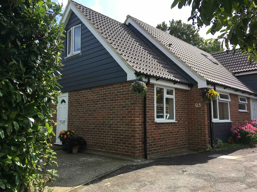Farnham self contained private space - Image 1