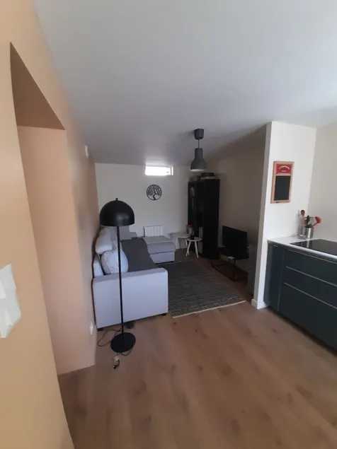 Beautiful fully renovated 50 m2 2-room apartment - Image 1