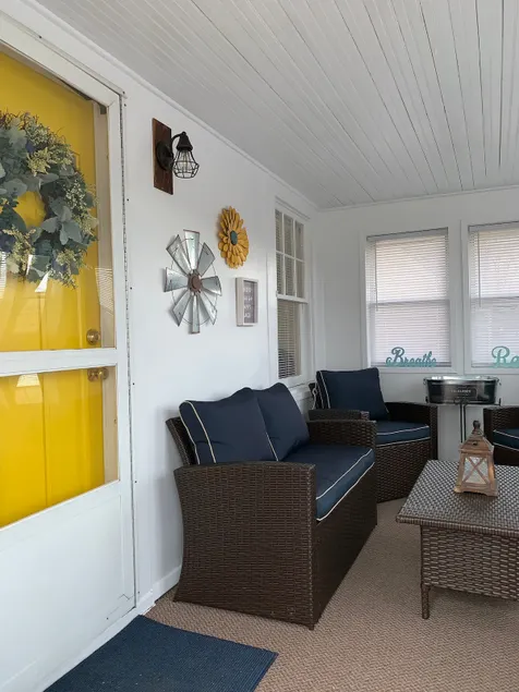 Cozy Speedway Experience and close to Downtown! - Image 1