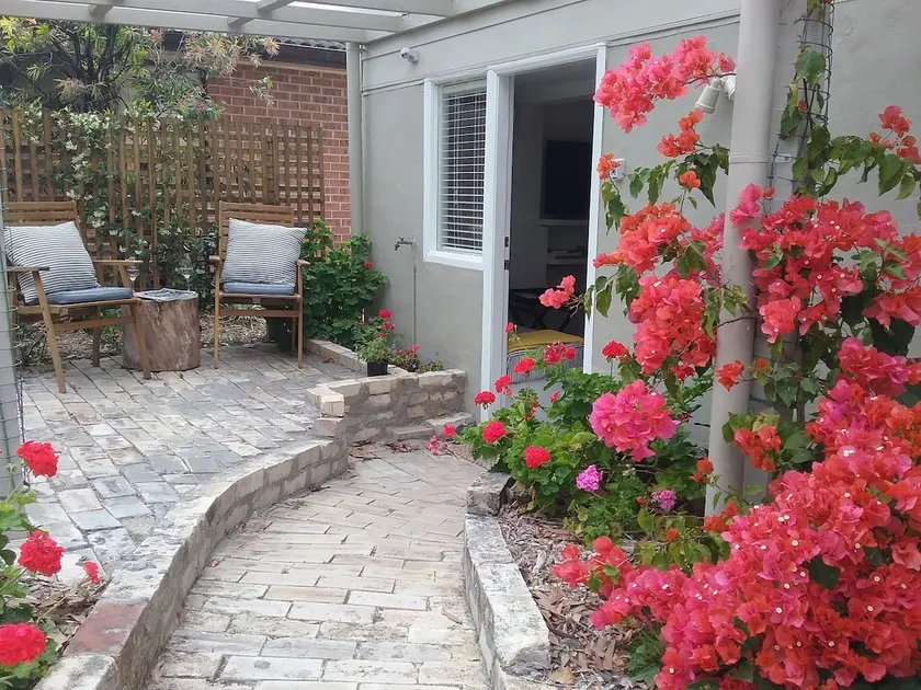 Stylish Garden Apartment - Image 1