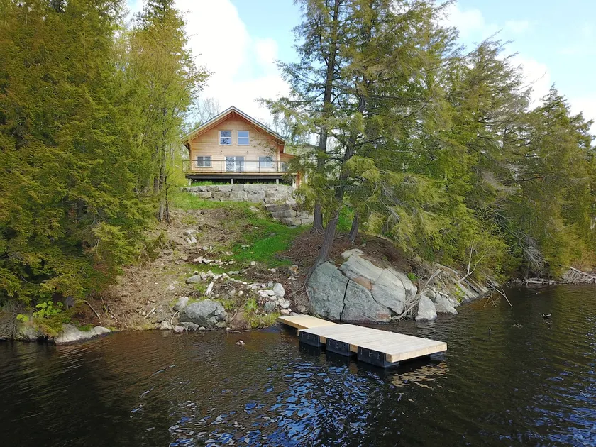 Private Waterfront Cottage - Image 1