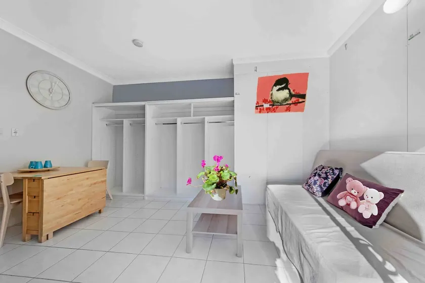Thornleigh Free Tennis Ground Floor Suite No. 3 (800m from Train Station/Restaurant Supermarket) - Image 1