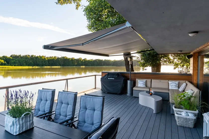 Beautiful lake Villa surrounded by the forest. - Image 1