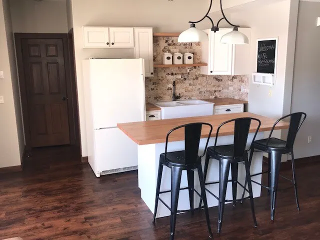 GETAWAY SUITE NEAR THE ROCKIES - SELF CONTAINED - Image 1