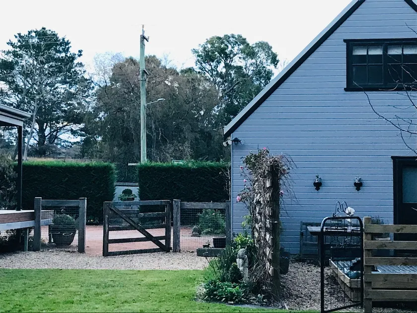 Charming barn loft in a quaint village setting. - Image 1