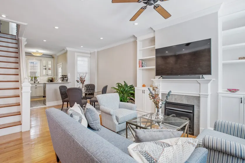 5-Star Charming Philly Townhouse in Museum Area - Image 1