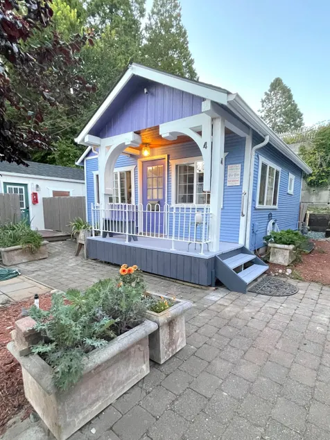 The 'Book Nook' Beachside Cabin in Birch Bay - Image 1