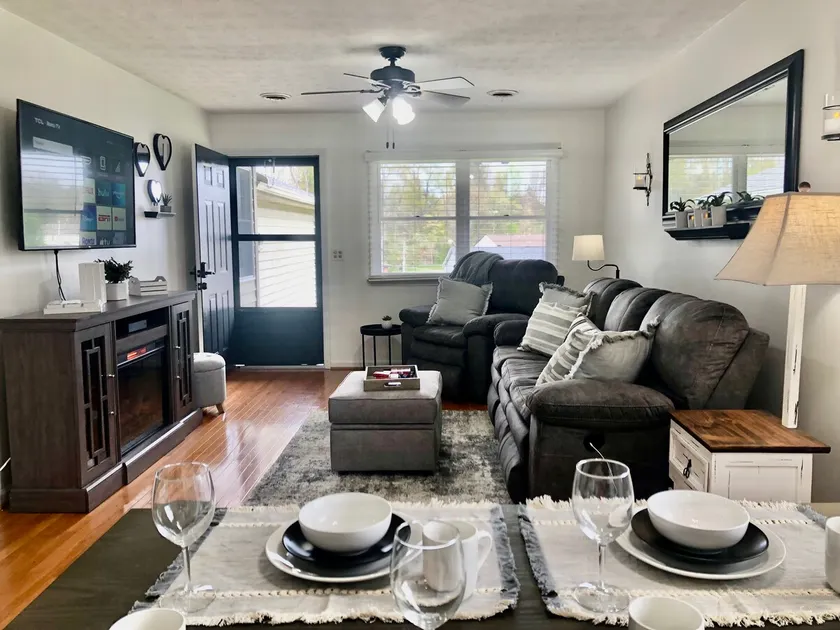 Cozy 2 bedroom 2 bath 1 cot townhouse - Image 1