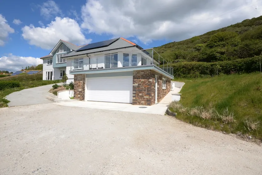 Crellas Beach Apartment, Seaton, Cornwall - Image 1