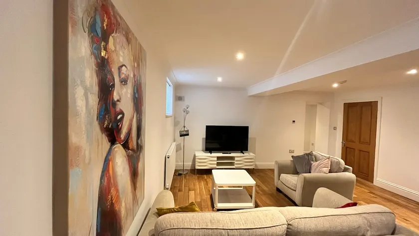 No1 - The Marilyn, Executive Flat Town Centre - Image 1