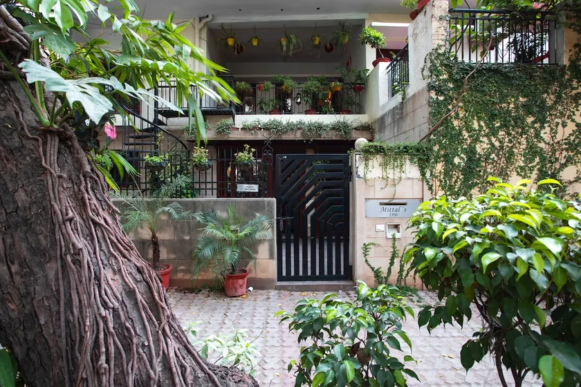 Peaceful Park View Apartment near Delhi Airport - Image 1
