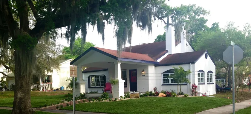 La Casa Blanca * Historic Home * 4 min to beach - Image 1