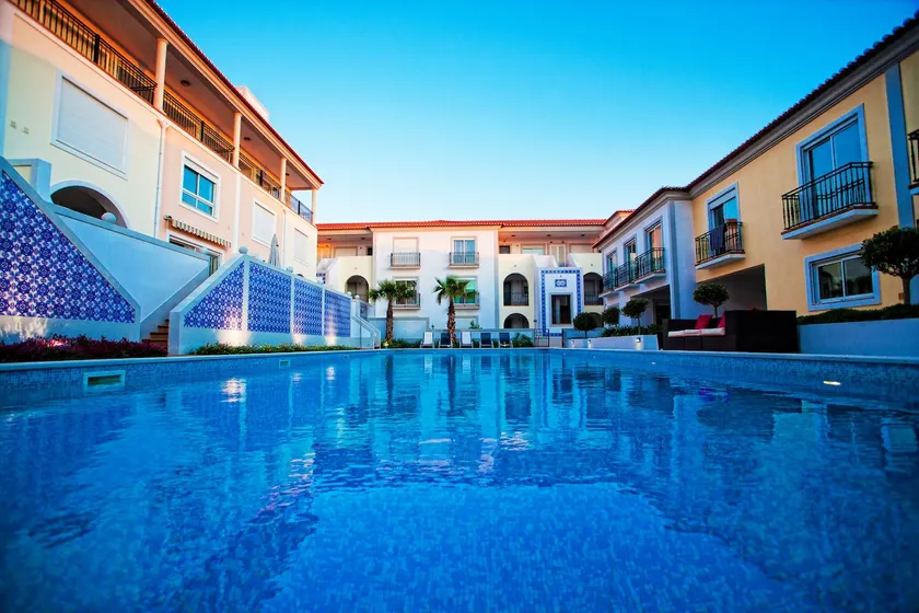 Modern Apartment with Condominium Pool - Image 1