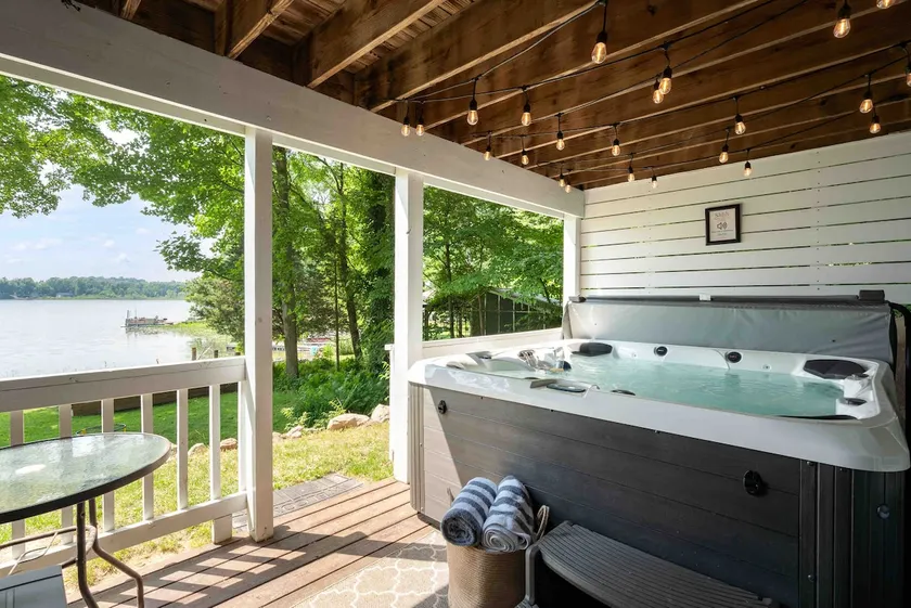 Lakefront, Private Lake, hot tub, Game Room & pets - Image 1