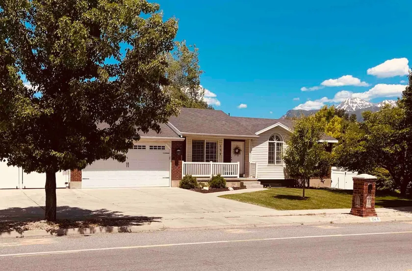 Entire home with basement, sleeps 12+ - Image 1