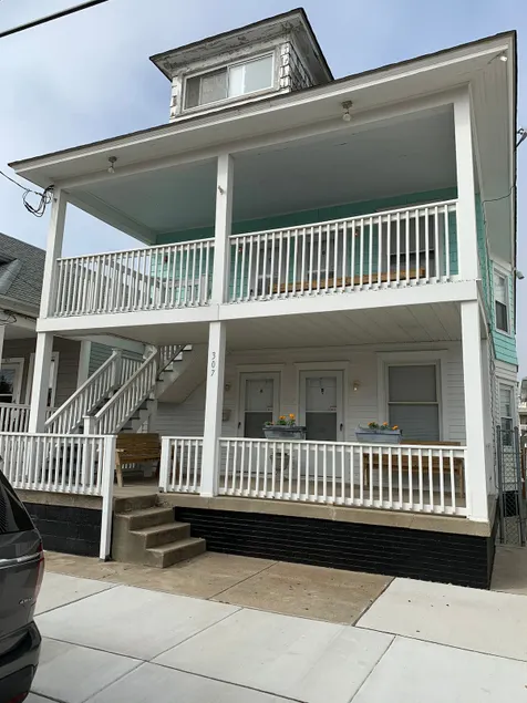 AptB 2 bedroom superb location,large balcony - Image 1