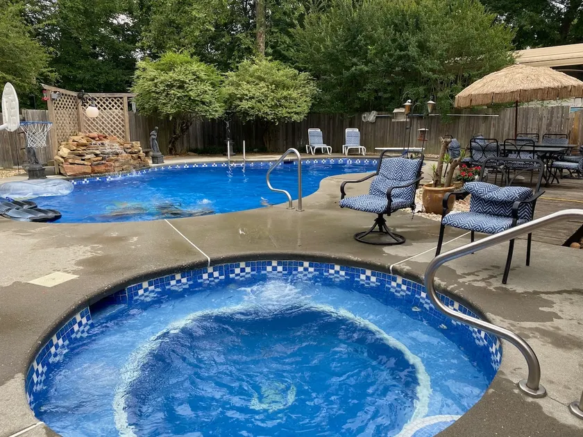 Private Knoxville Oasis - Image 1