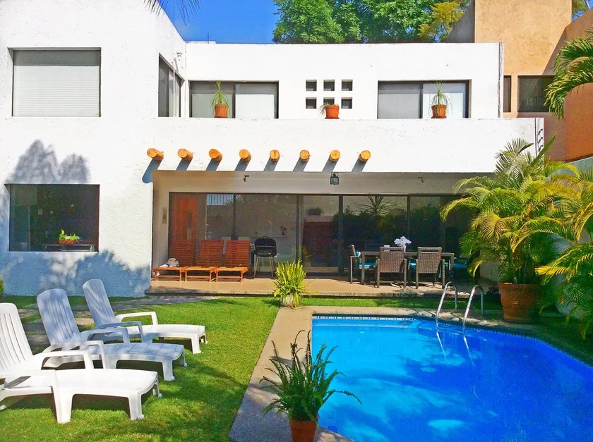 A beautiful minimalist house - Image 1