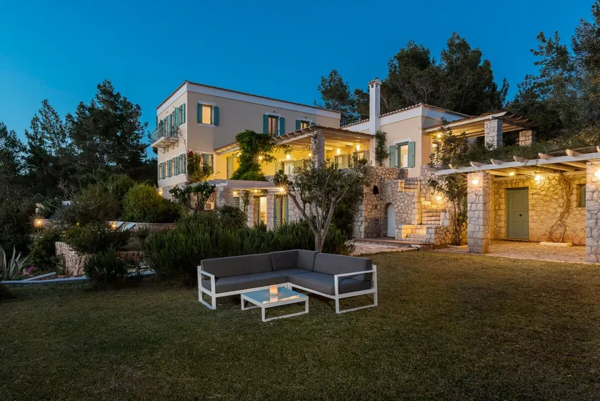 Electra Beachfront Villa - Image 1