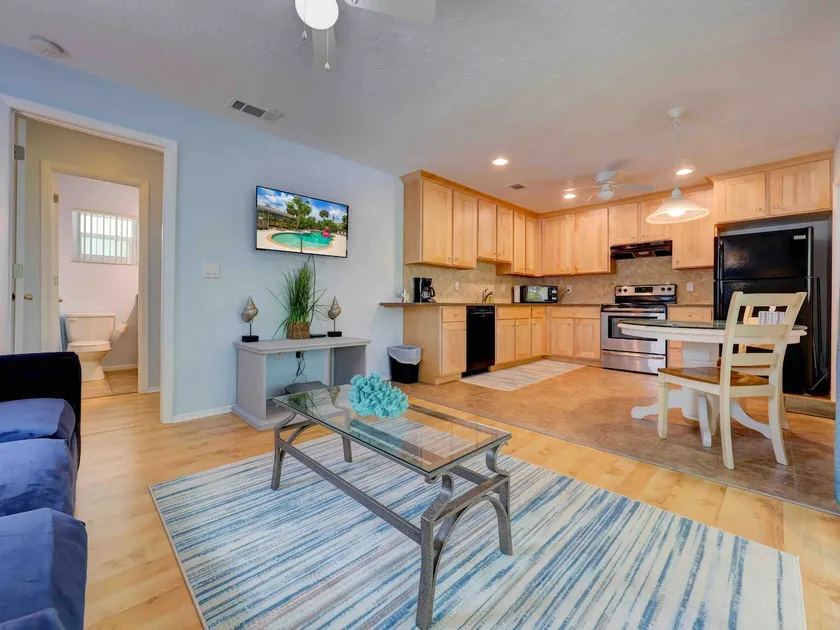 Siesta Key Sanctuary -Pool-Kayaks-TikiHut-King bed - Image 1