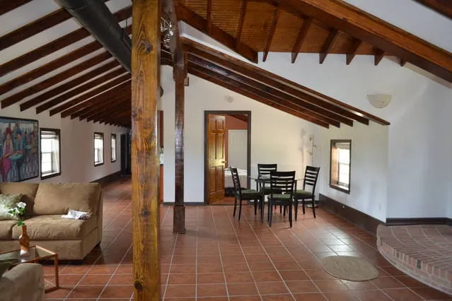 Spacious 2 Bedroom Guesthouse Near the Beach - Image 1
